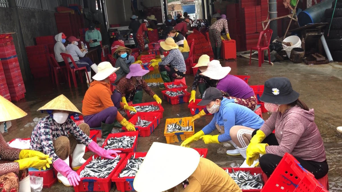 Không khí mua bán rộn ràng tấp nập.