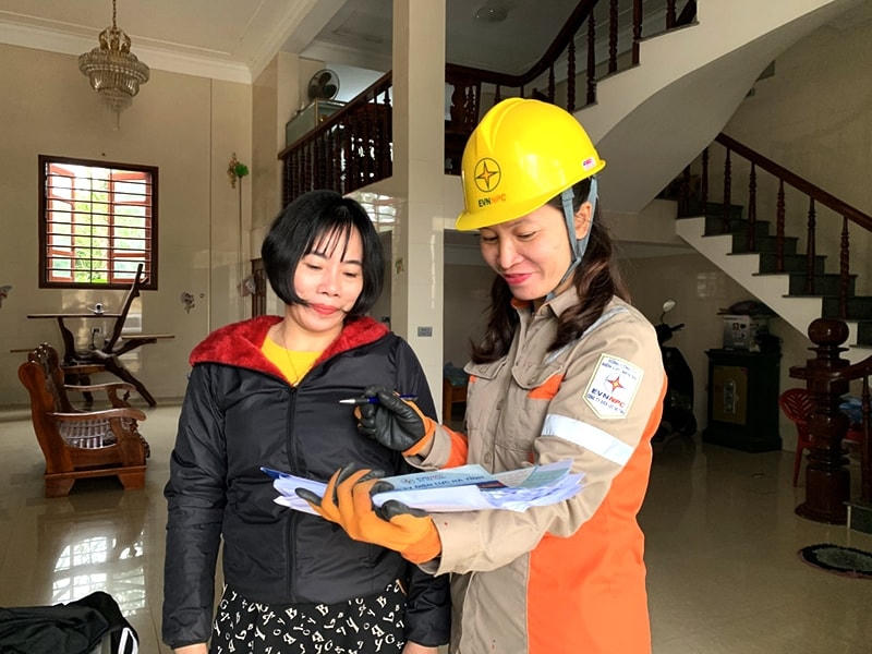 Cán bộ của EVNNPC xuống tận nhà người dân ở thôn, bản phát tờ rơi truyên truyền sử dụng thiết bị điện tiết kiệm