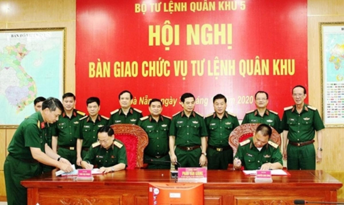 Hội nghị bàn giao chức vụ Tư lệnh Quân khu 5. (Ảnh Báo QĐND).