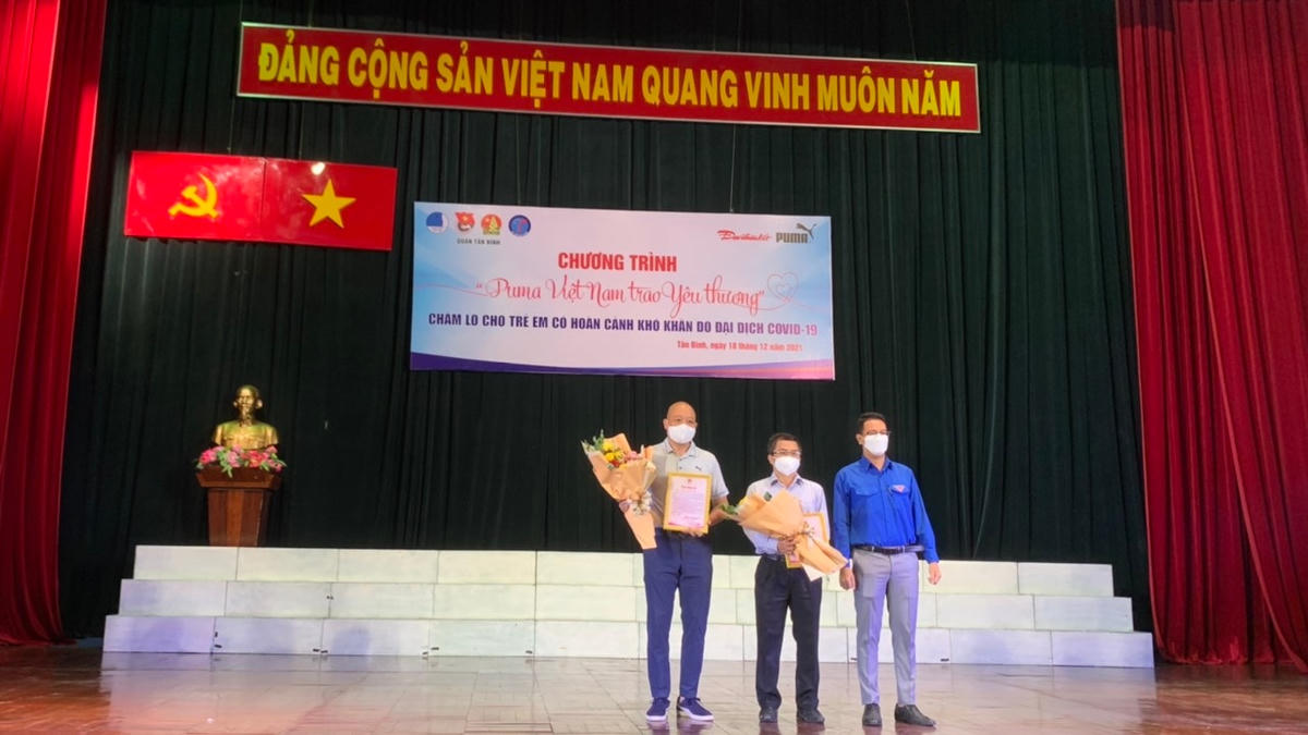 Nhà báo Chu Ninh, Trưởng ban Đại diện Báo Đại Đoàn Kết và Đại diện Tập đoàn Puma tại Việt Nam nhận Thư cảm ơn của Quận đoàn Tân Bình.
