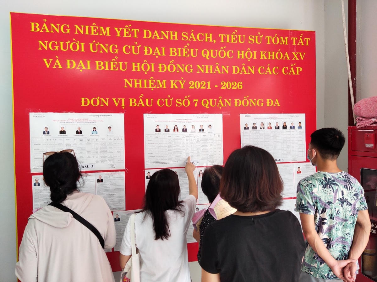 Nhiều cử tri đã cẩn trọng xem danh sách niêm yết để cân nhắc trước khi bầu cử.