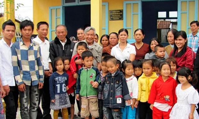 Đồng chí Lê Khả Phiêu trong một lần về thăm người dân làng Rồng.