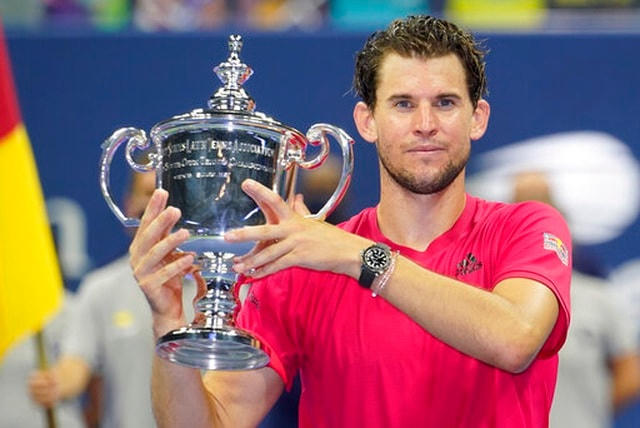 Thiem nhận cúp vô địch US Open 2020.