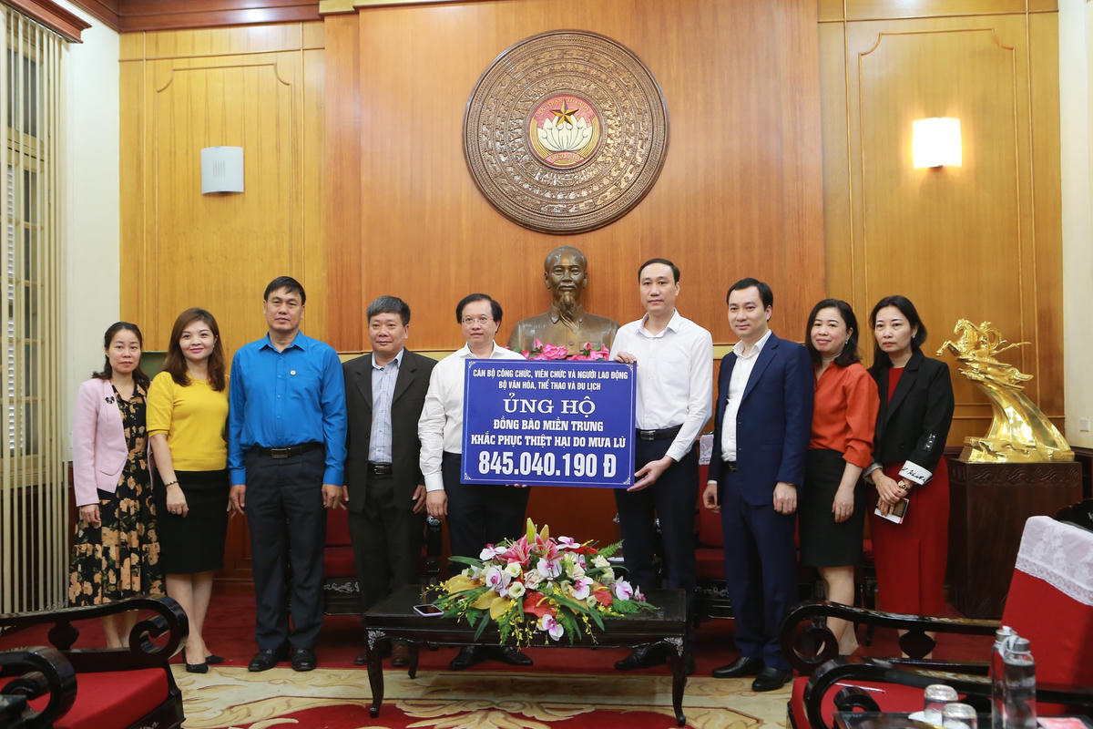 Phó Chủ tịch Phùng Khánh Tài tiếp nhận ủng hộ từ Bộ Văn hóa Thể thao và Du lịch.