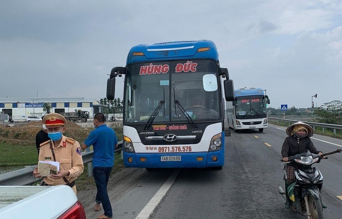 Lực lượng Công an tỉnh Quảng Ngãi phát hiện xe khách BKS: 14B-02869 đang lưu thông.