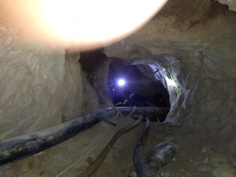 Lực lượng cứu hộ tìm cách đưa thiết bị vào hang, cố gắng tiếp cận những người bị nạn.