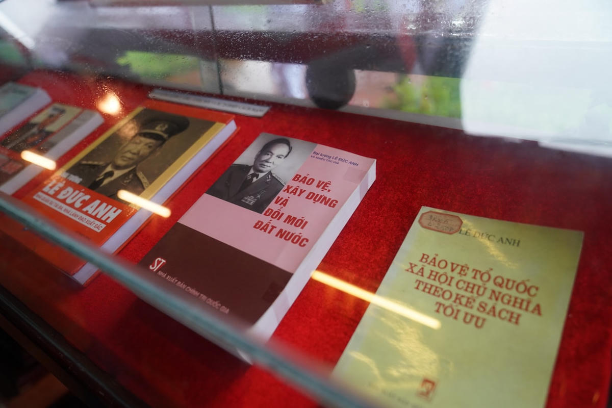 Nhà văn hóa có hơn 3.000 đầu sách đủ thể loại cùng nhiều hình ảnh, tư liệu về Đại tướng Lê Đức Anh. Ảnh: VGP/Quang Hiếu.