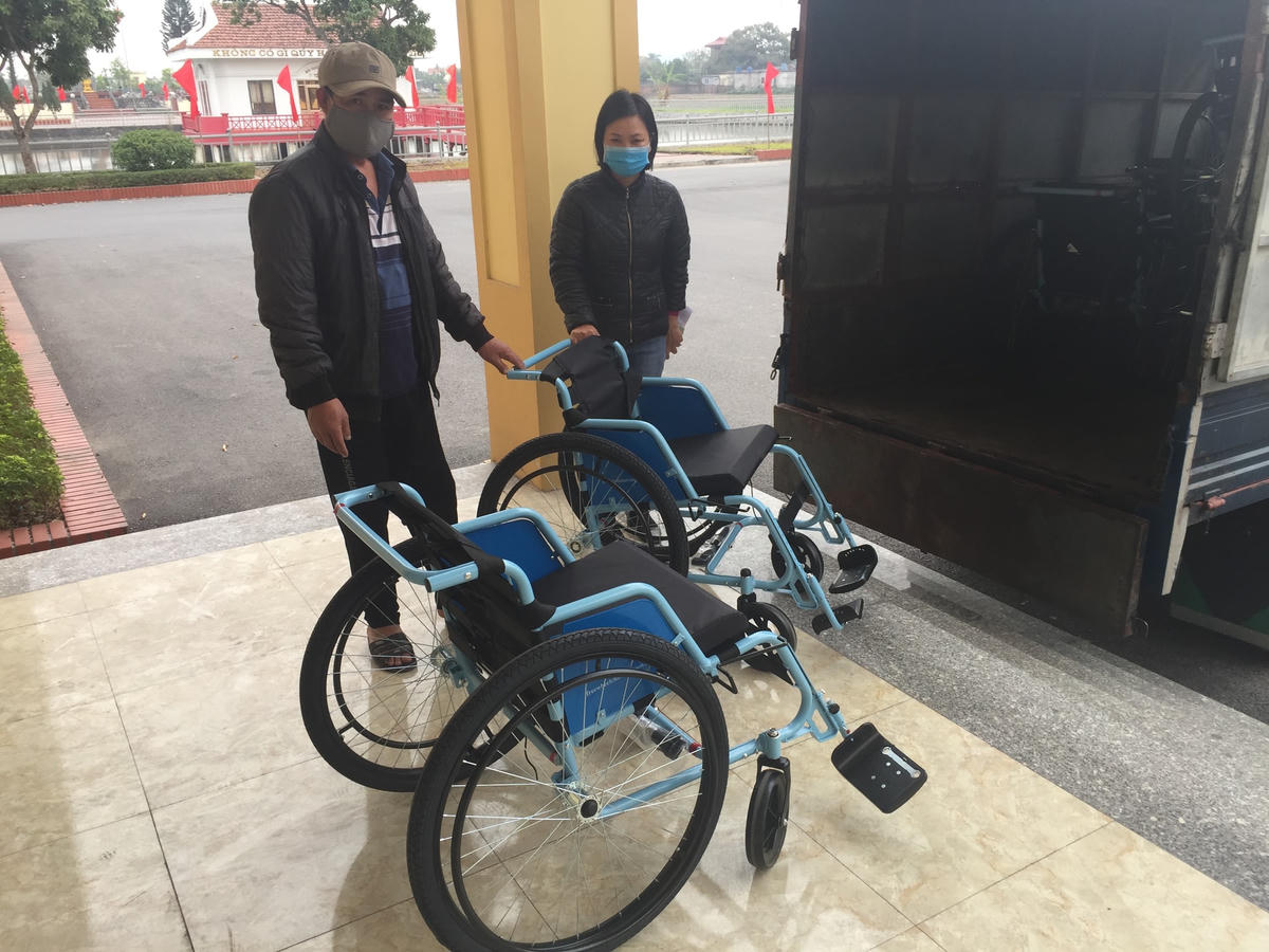 Tiếp nhận và trao xe lăn cho các gia đình người khuyết tật tại phường Yên Thọ, thị xã Đông Triều (Quảng Ninh).