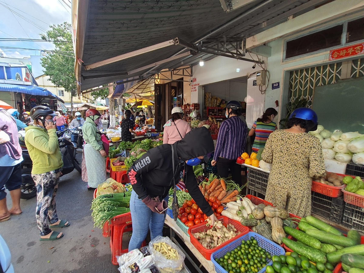 Các mặt hàng rau củ quả nhu yếu phẩm hiện đang hút hàng. 