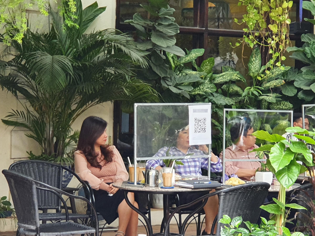 Các quán cà phê trên phố Tống Duy Tân đều được trang bị vách ngăn chống giọt bắn theo đúng quy định.