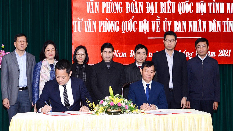 Ông Vũ Minh Tuấn, Phó Chủ nhiệm Văn phòng Quốc Hội (trái) và ông Nguyễn Phùng Hoan, Phó Chủ tịch UBND tỉnh Nam Định (phải) ký kết chuyển giao. 