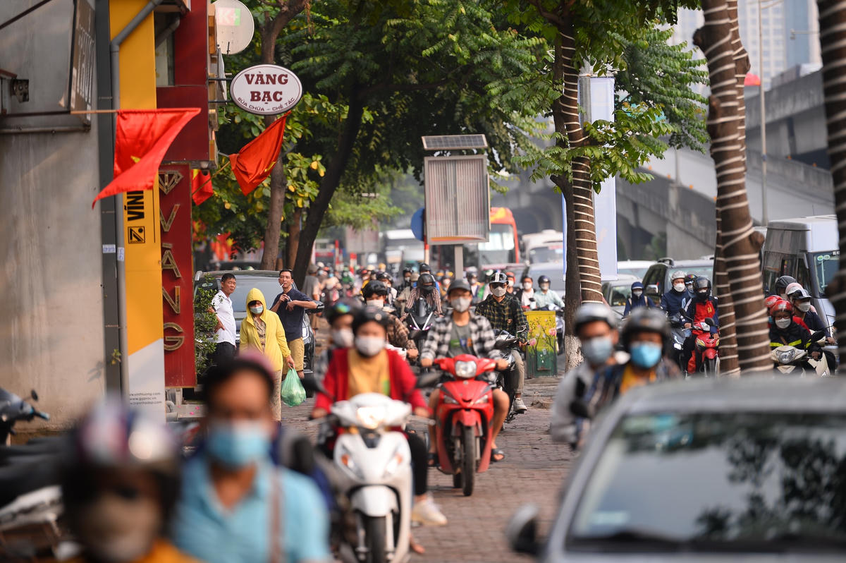 Từ trên vỉa hè, lòng đường đều chật như "nêm".