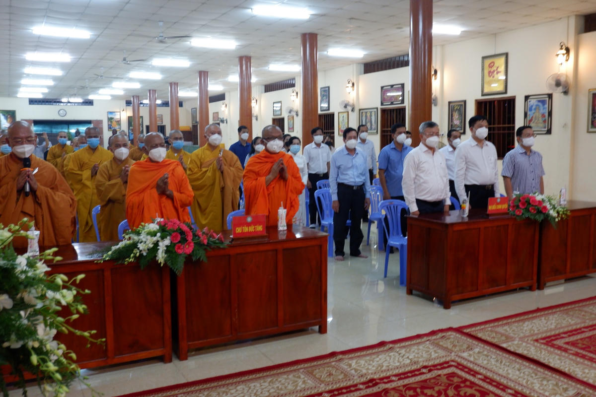 Các chư tôn, giáo phẩm cùng các vị lãnh đạo thành phố đang thực hiện nghi lễ cầu siêu.