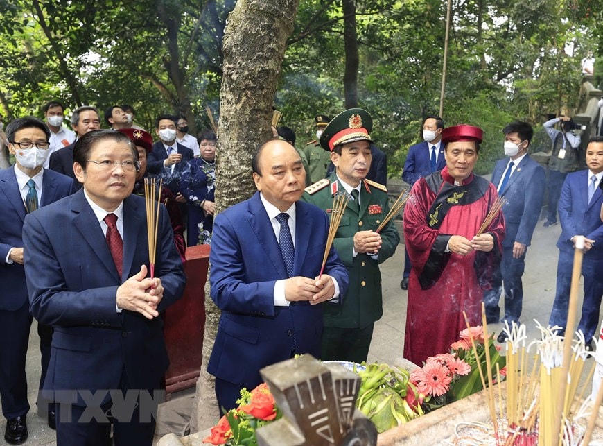 Chủ tịch nước Nguyễn Xuân Phúc cùng Lãnh đạo Đảng, Nhà nước dâng hương tại Lăng Vua Hùng. (Ảnh: Thống Nhất/TTXVN). 