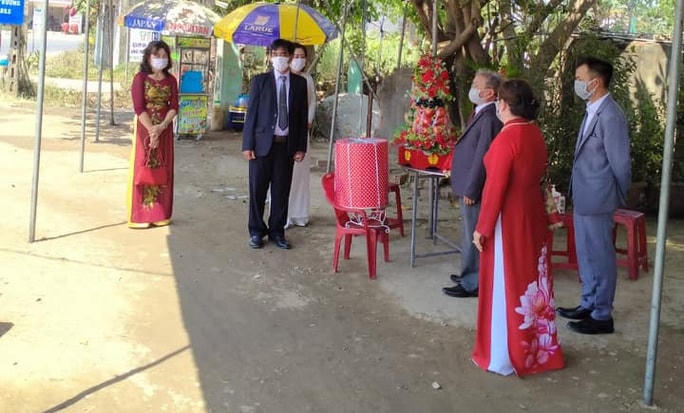 Đám hỏi được tổ chức tại chốt kiểm soát dịch Covid-19.