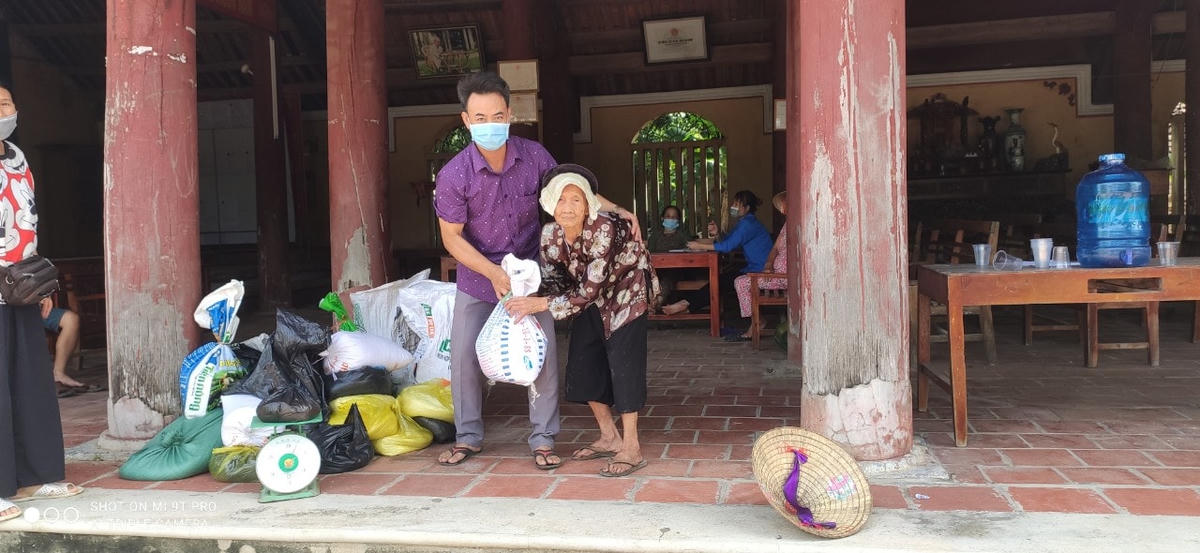 Cụ Hoàng Thị Nhâm chống gậy mang gạo ra đình làng ủng hộ bà con TP Hồ Chí Minh.