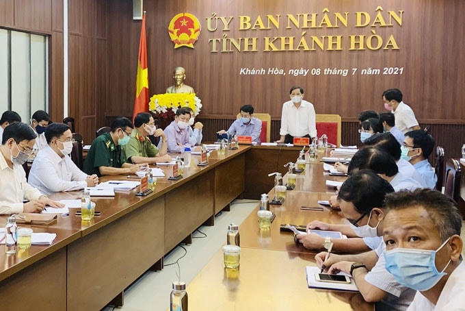 Ông Nguyễn Tấn Tuân, Chủ tịch UBND tỉnh Khánh Hòa, phát biểu tại cuộc họp. 