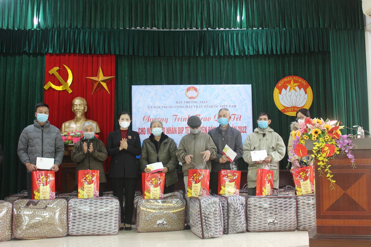 Phó Chủ tịch Trương Thị Ngọc Ánh trao tặng quà Tết tới các hộ dân. 