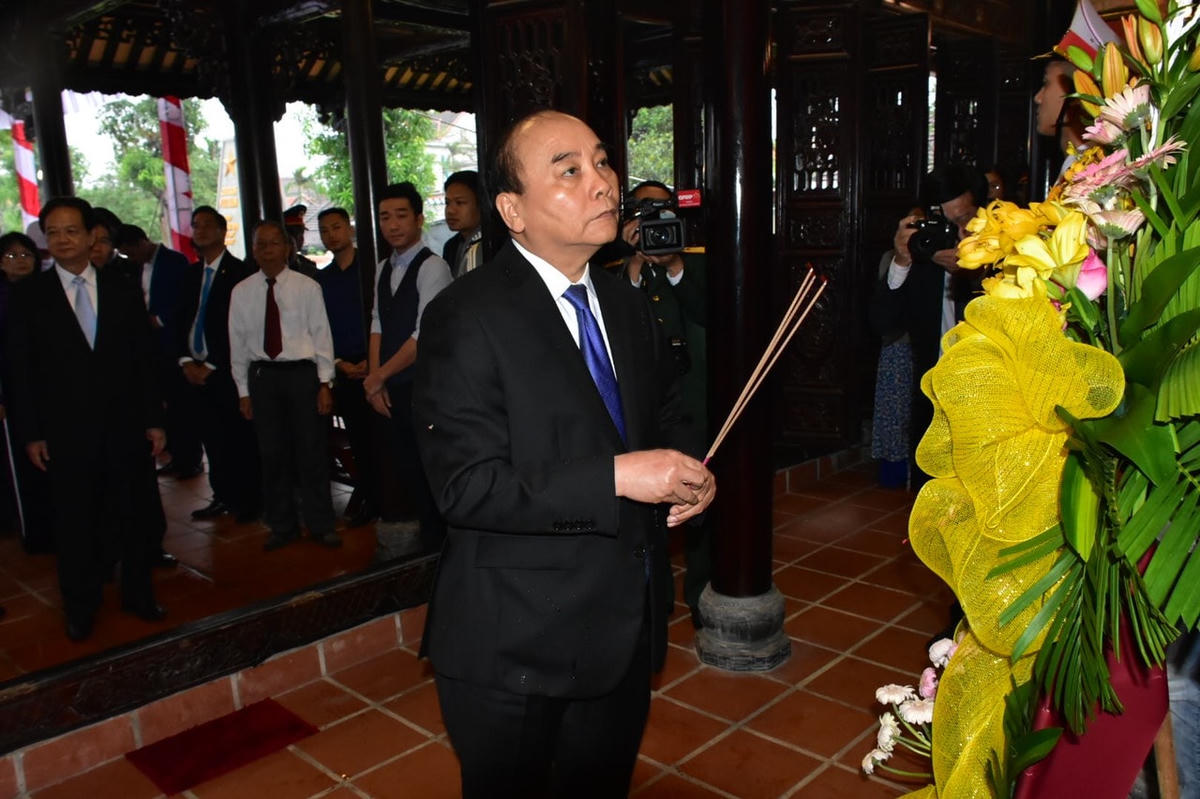 Thủ tướng Chính phủ Nguyễn Xuân Phúc dâng hương tưởng nhớ nguyên Chủ tịch nước, Đại tướng Lê Đức Anh.