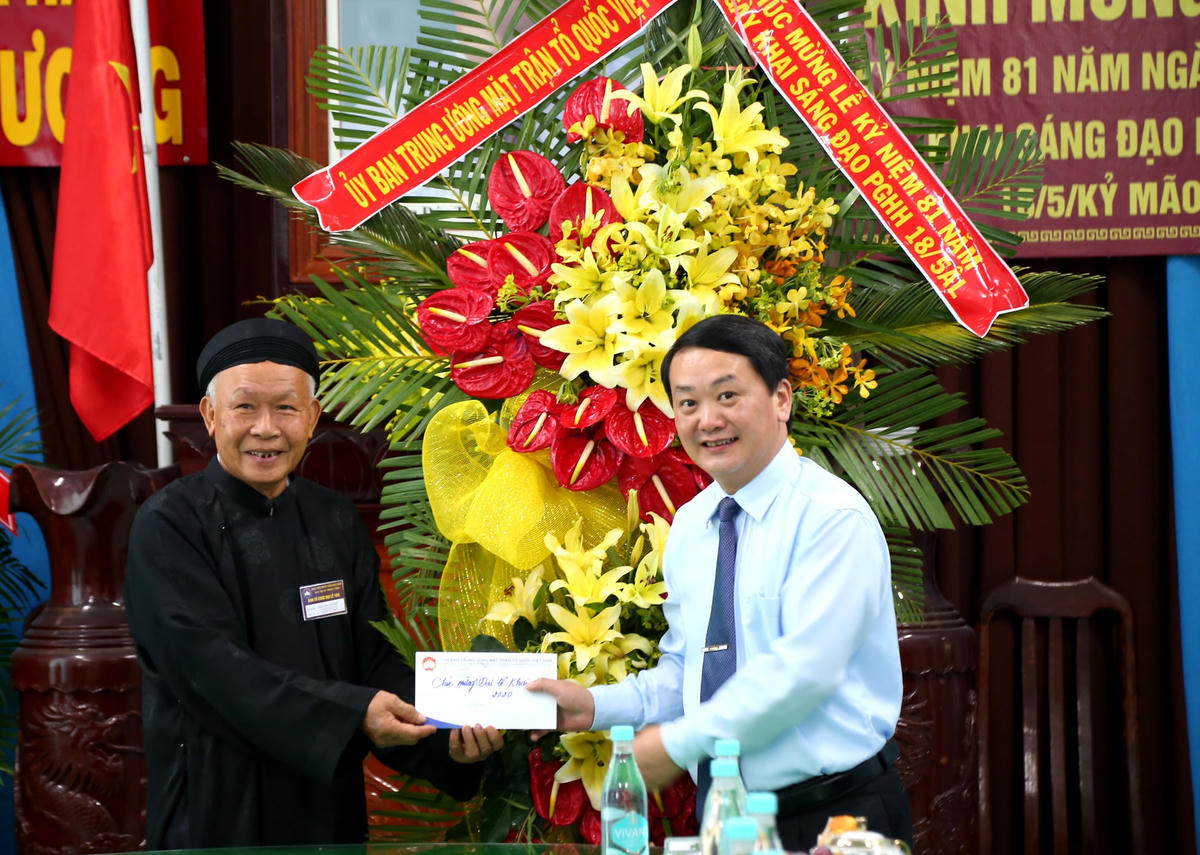 Phó Chủ tịch – Tổng thư ký Hầu A Lềnh tặng quà chúc mừng Đại lễ.