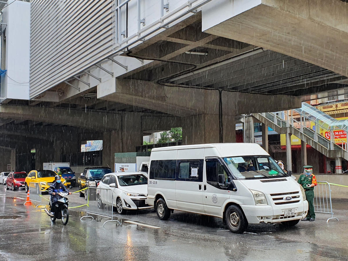 Theo ghi nhận của PV Báo Đại Đoàn Kết Online trưa ngày 4/9, dù vẫn trong đợt nghỉ lễ 2-9, tuy nhiên lượng phương tiện ra đường vẫn rất đông.