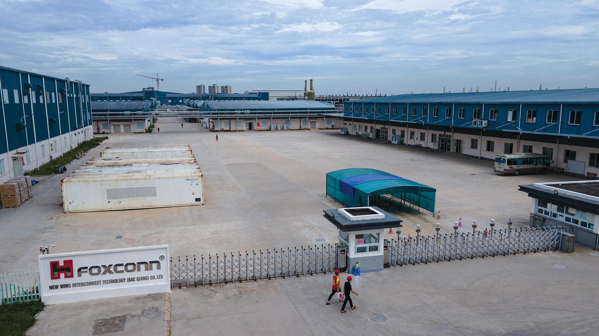 Công ty TNHH New Wing Interconnect Technology (khu công nghiệp Vân Trung) trong ngày đầu đóncông nhân quay trở lại làm việc.