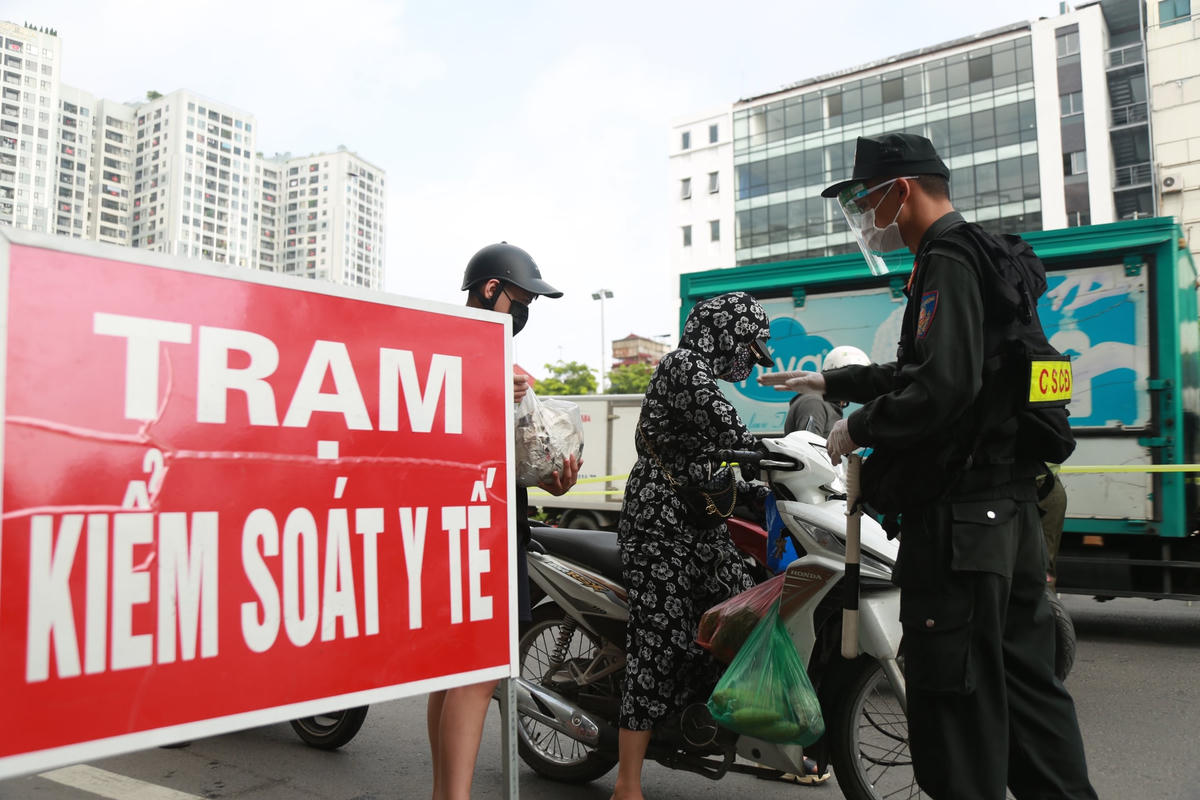 Tại các chốt, kiên quyết yêu cầu quay đầu đối với các trường hợp không đủ điều kiện.