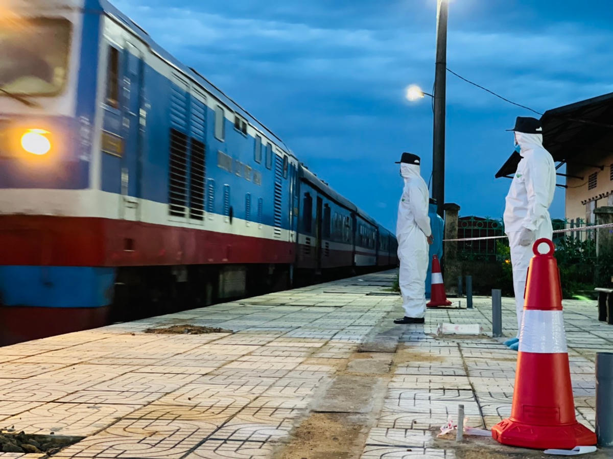 Chuyến tàu hạnh phúc cập bến ga Yên Trung.