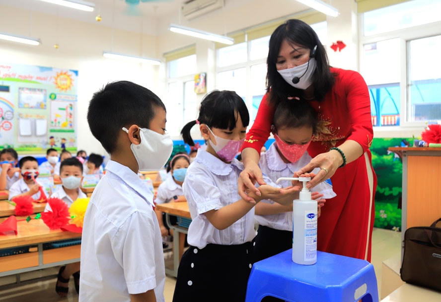 Giáo viên Trường Tiểu học Bà Triệu (quận Hai Bà Trưng, Hà Nội) hướng dẫn học sinh rửa tay sát khuẩn để phòng, chống dịch Covid-19.