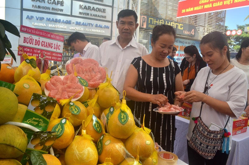 Bưởi đỏ Tân Lạc Hòa Bình có quả hình tròn, vỏ vàng khi chín múi bưởi có màu hồng đỏ
