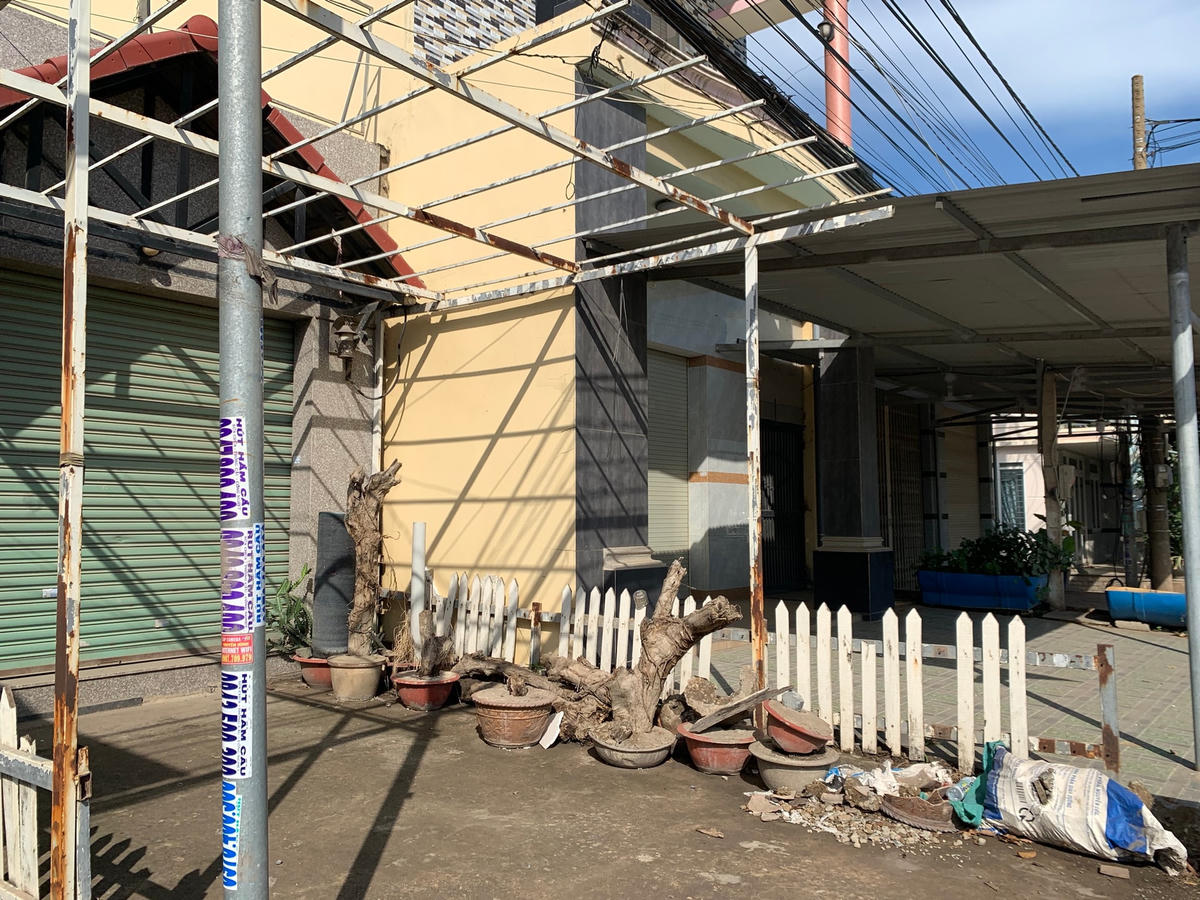 Một dãy nhà dọc Quốc lộ 51 (KP Miễu, phường Phước Tân, TP Biên Hòa) phải đóng kín cửa toàn tập để “tránh” bụi.