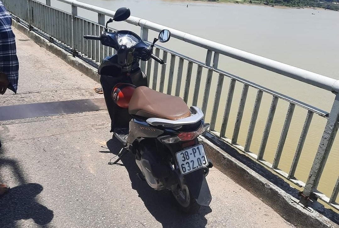 Chiếc xe máy mà người phụ nữ để lại trên cầu.