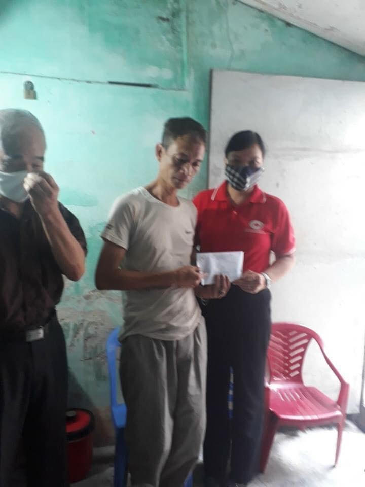 Đại diện Hội Chữ thập đỏ TP Nam Định, phường Văn Miếu thăm hỏi, trao số tiền 40 triệu đồng từ Quỹ Nhân đạo-Từ thiện của TP Nam Định hỗ trợ gia đình anh Lương Thanh Hà xây lại nơi ở.
