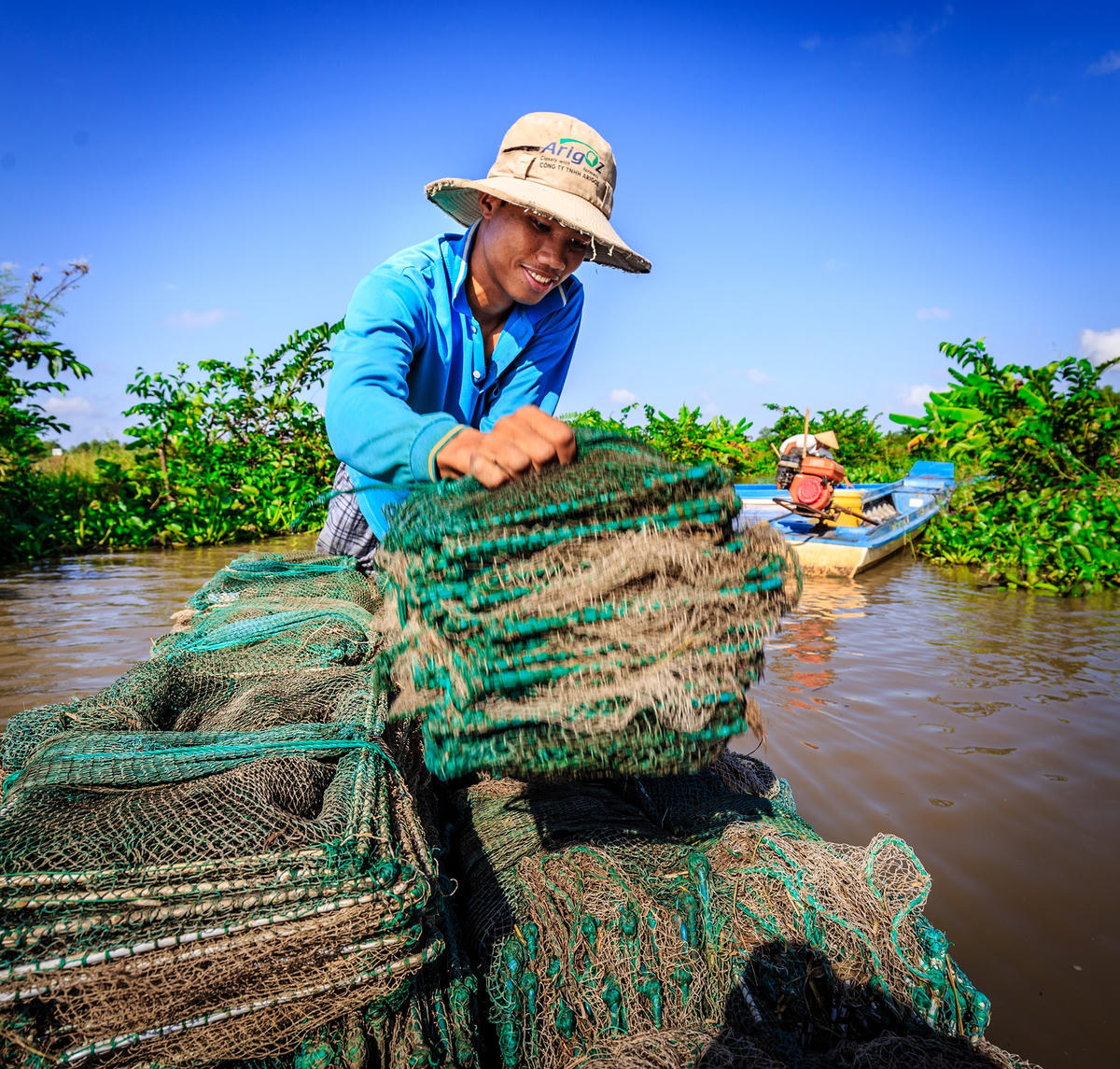 Chuẩn bị các lú để đặt ở các cánh đồng.
