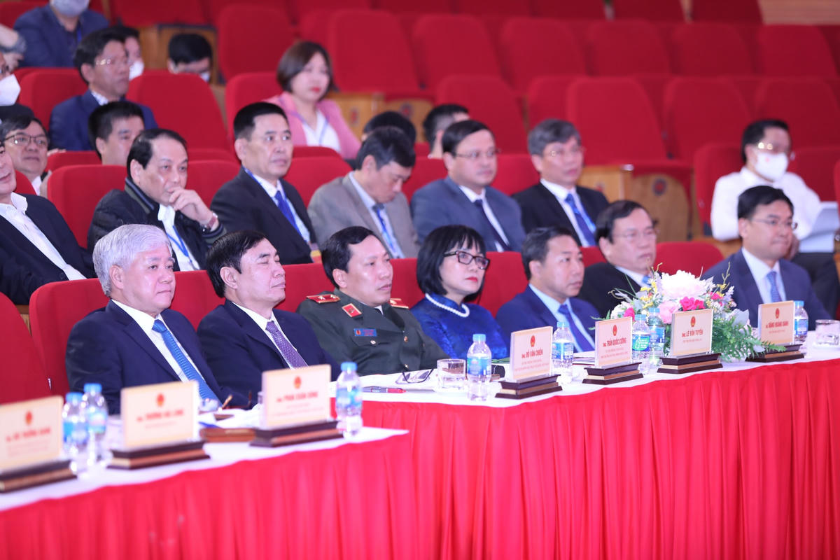 Chủ tịch Đỗ Văn Chiến cùng các đại biểu dự Đại hội.
