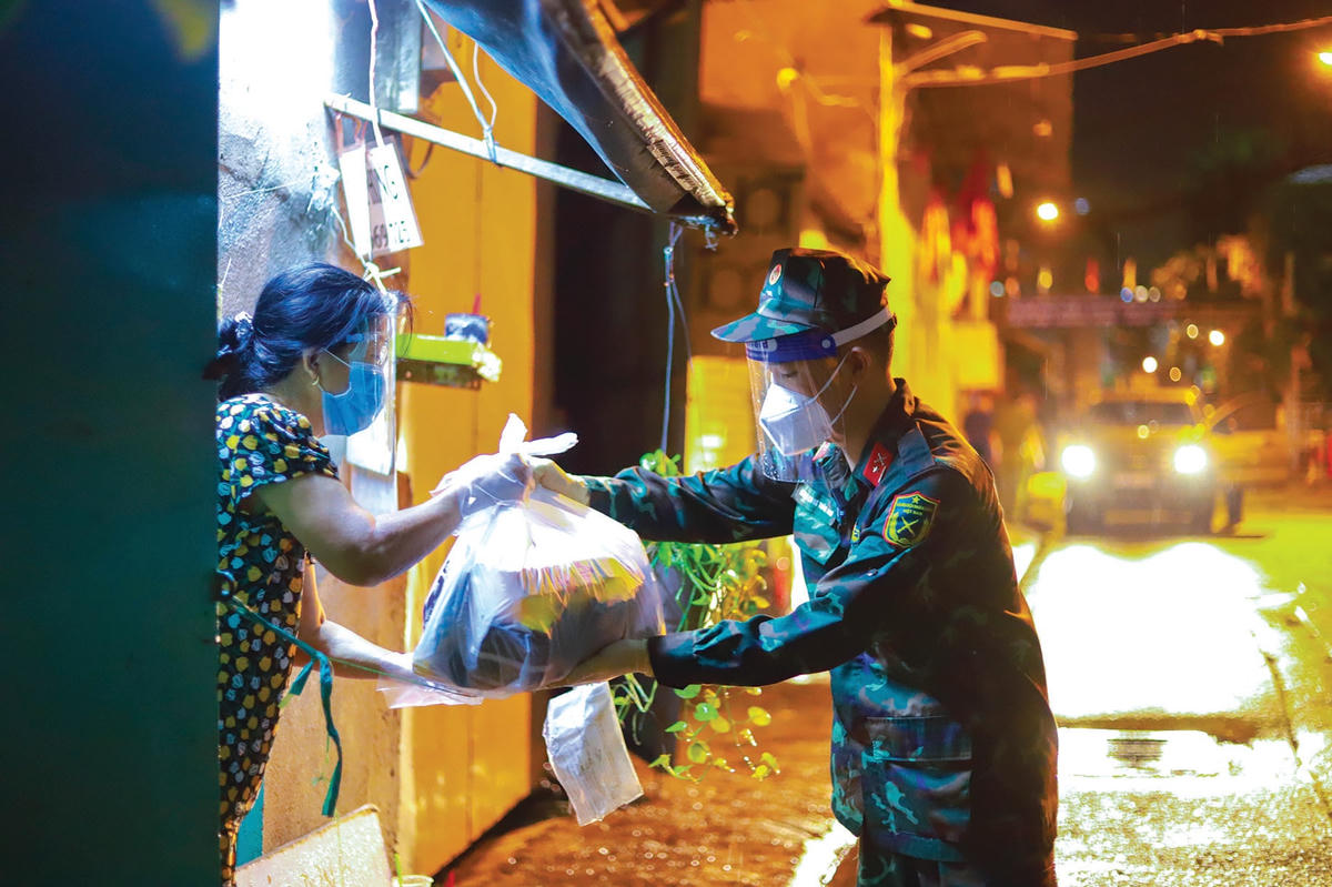 Phóng viên Báo Đại Đoàn Kết ghi lại hình ảnh Bộ đội giúp dân các tỉnh phía Nam chống dịch.