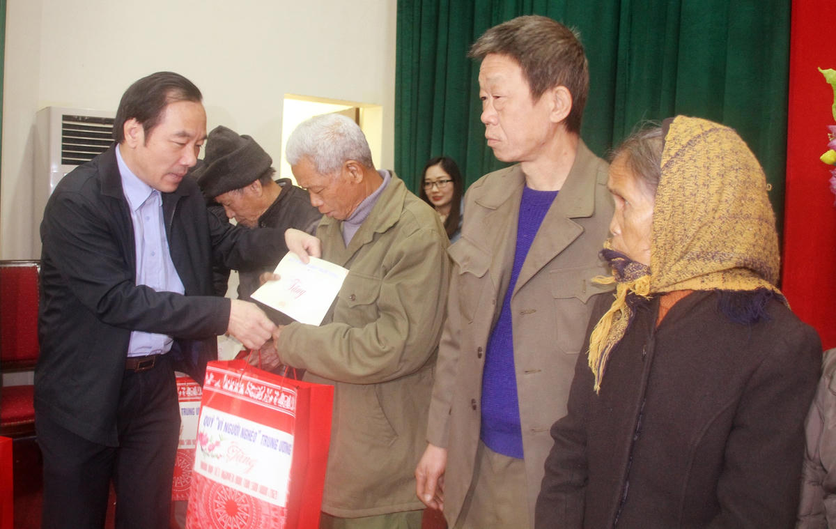 Phó Chủ tịch Ngô Sách Thực tặng quà cho gia đình chính sách và hộ nghèo