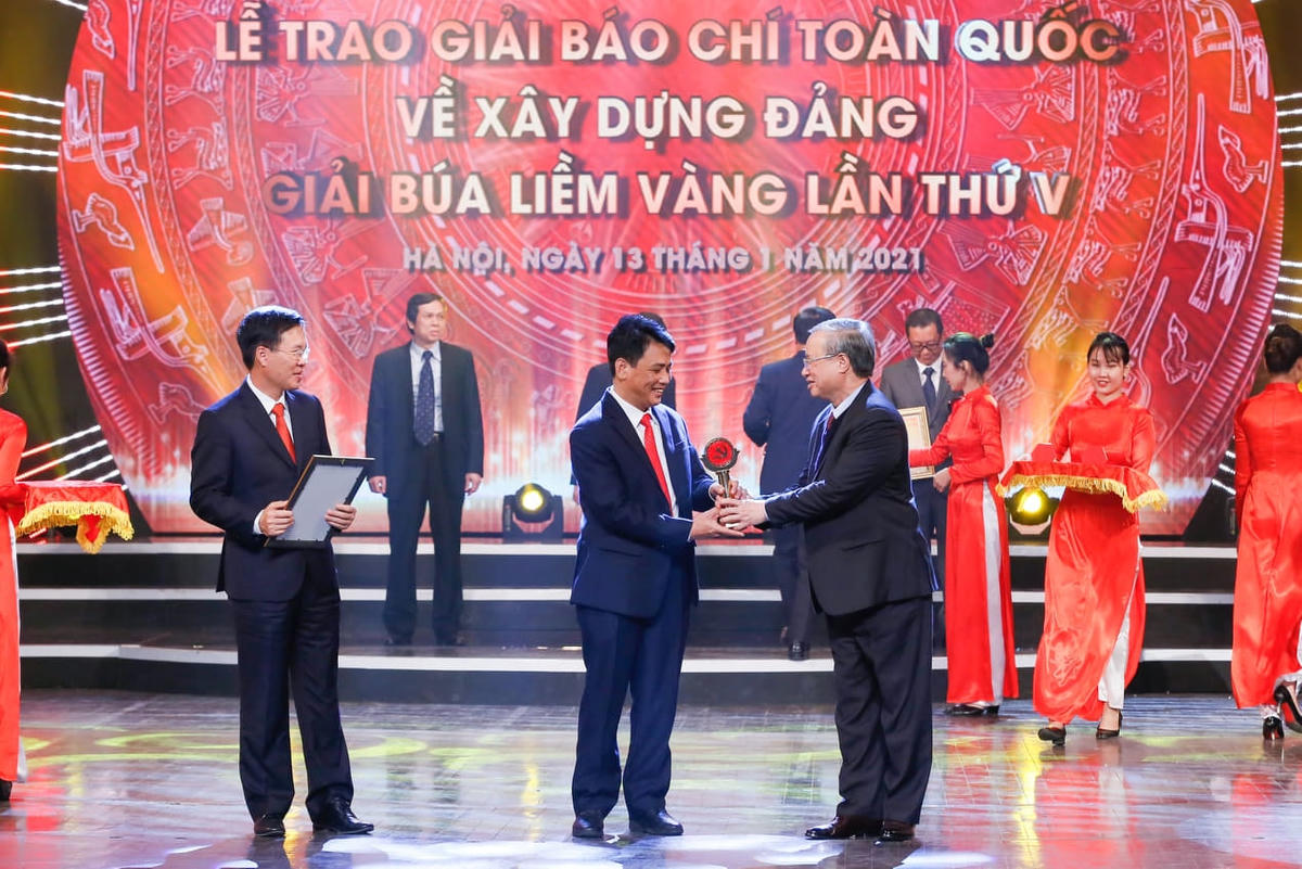 Thường trực Ban Bí thư Trần Quốc Vượng và Trưởng ban Tuyên giáo Trung ương Võ Văn Thưởng trao giải cho các tác giả đạt Giải A. Ảnh: Quang Vinh.
