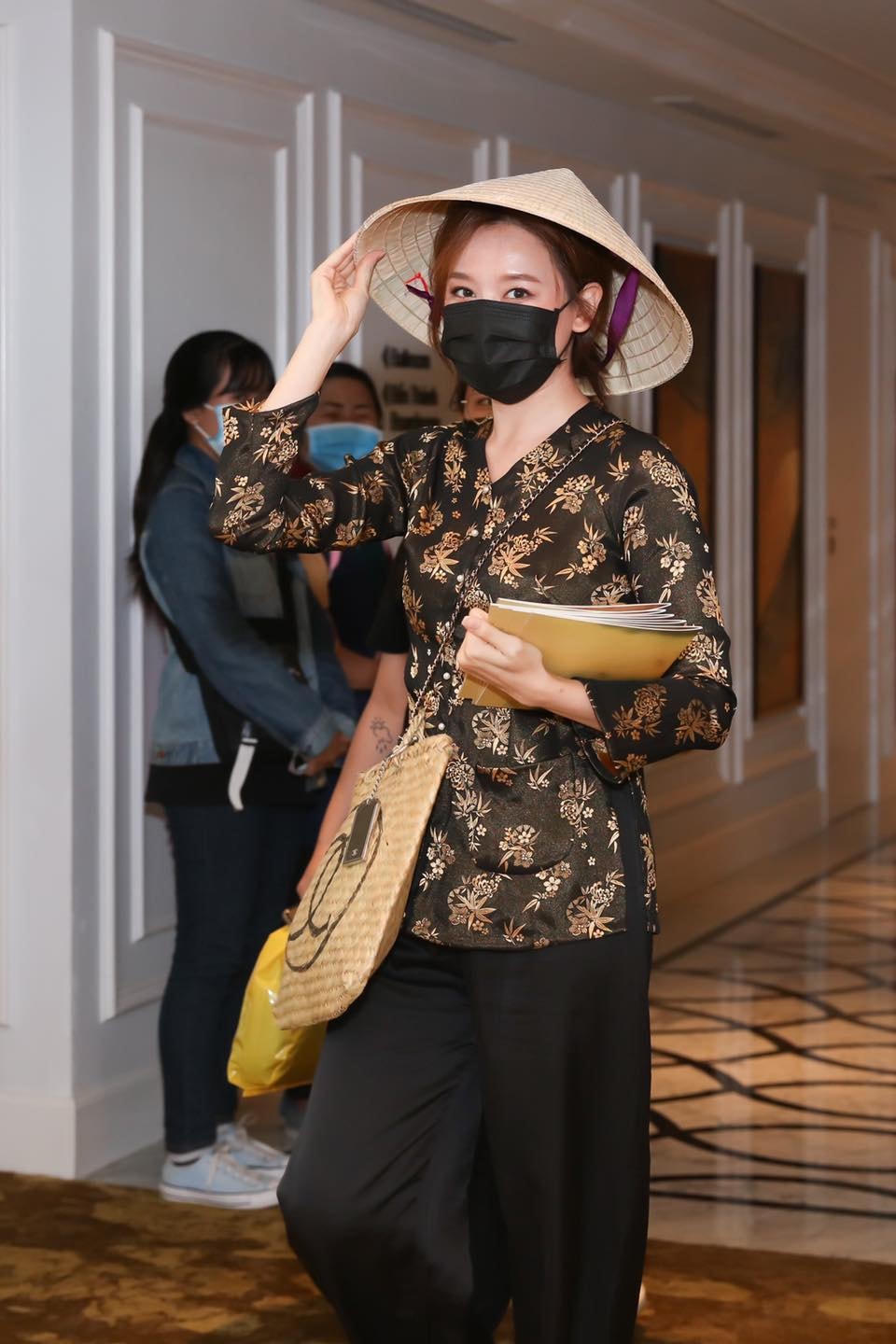 Hari Won đằm thắm trong trang phục áo bà ba, đội nón lá, dù đeo khẩu trang nhưng vẫn rất dễ thương. Cô bất ngờ đến họp báo ra mắt phim “Bố già” để ủng hộ ông xã Trấn Thành: “Đi “đánh ghen” nha. Nghe nói trong phim mới này chồng mình có “bồ nhí”. Tại ổng ko có mời mình đi họp báo. Mình phải tự đến kkkk”.