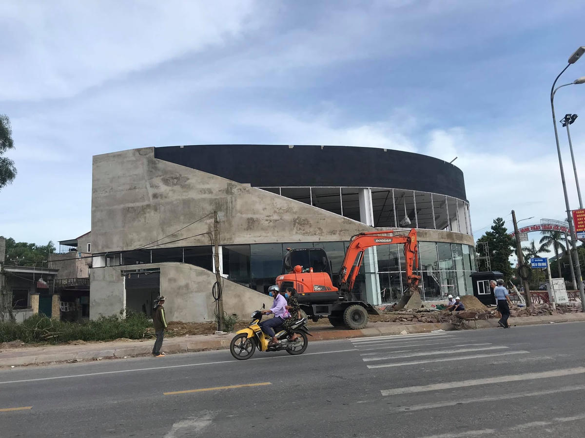 Dự án Showroom ô tô, xe máy, phụ tùng dịch vụ và văn phòng tại xóm 2, xã Nghi Phú, TP Vinh (Nghệ An) đã làm nứt nhà dân.