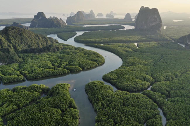 Cảnh đẹp lúc hoàng hôn ở vịnh Phang Nga, Thái Lan, trông giống như phong cảnh ở nơi tận cùng của Trái đất.