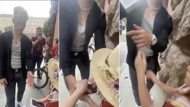 Khoảnh khắc TikToker giật lại chiếc iPhone từ tay bé gái mà mình đã tặng từ trước đó khiến nhiều người phẫn nộ.  