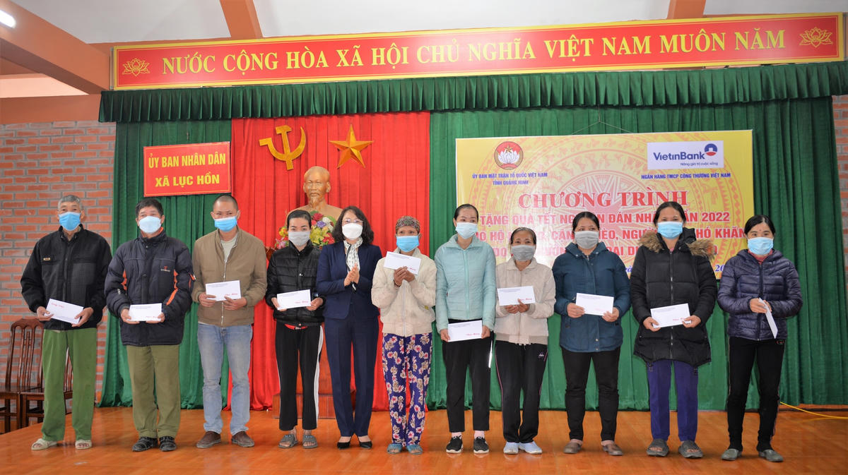 Bà Lê Thị Kim Cúc, Phó Chủ tịch Ủy ban MTTQ tỉnh tặng quà Tết cho các hộ nghèo, cận nghèo, hộ có hoàn cảnh khó khăn, hộ bị ảnh hưởng bởi dịch bệnh Covid-19 tại huyện Bình Liêu.