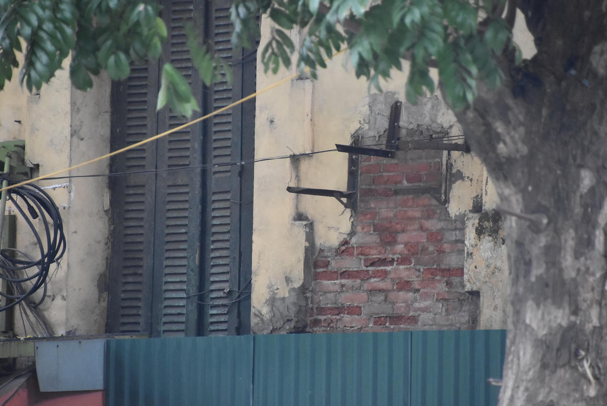 Những mảng tường bong tróc, ố vàng là điều dễ dàng nhận thấy ở căn biệt thự cũ này.