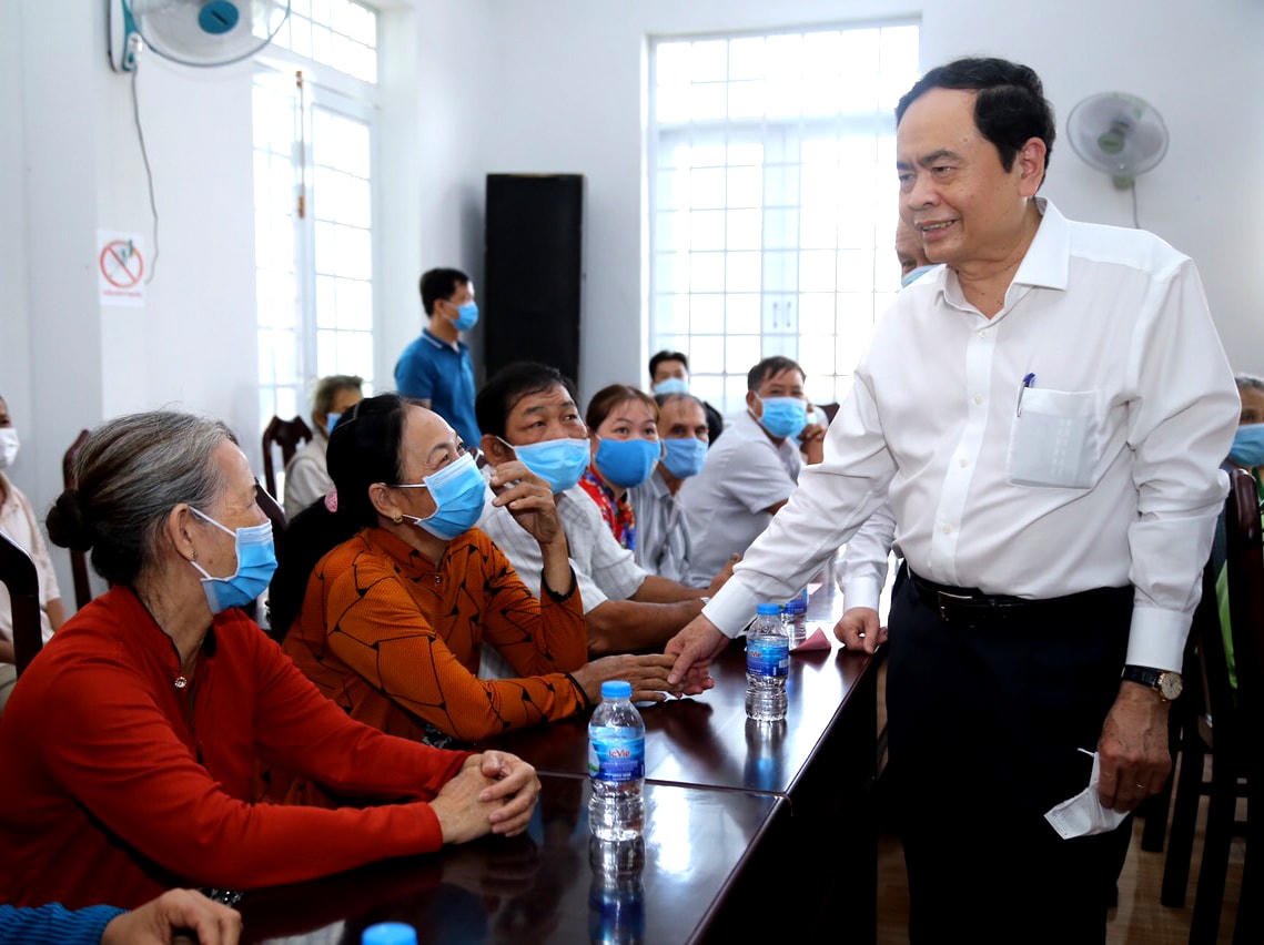 Chủ tịch Trần Thanh Mẫn thăm hỏi và chúc Tết các gia đình chính sách xã Long Thạnh.