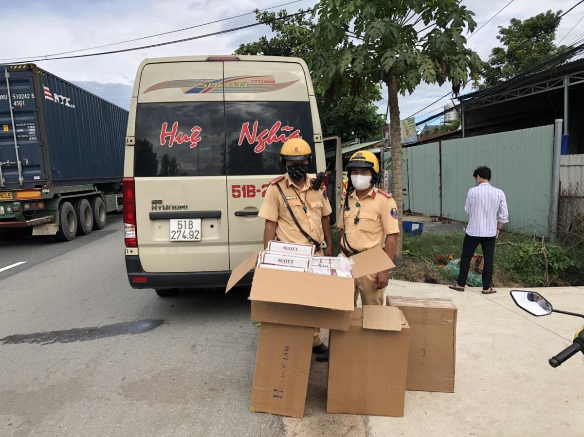 Chiếc xe chở thuốc lậu bị bắt giữ.