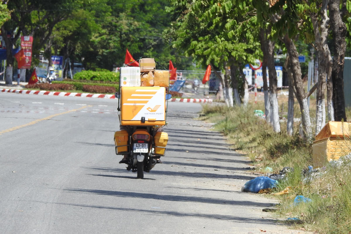 Vận chuyển công vụ, bưu chính Nhà nước được phép ra đường trong 7 ngày "chưa có tiền lệ". Ảnh Bình Nguyên.