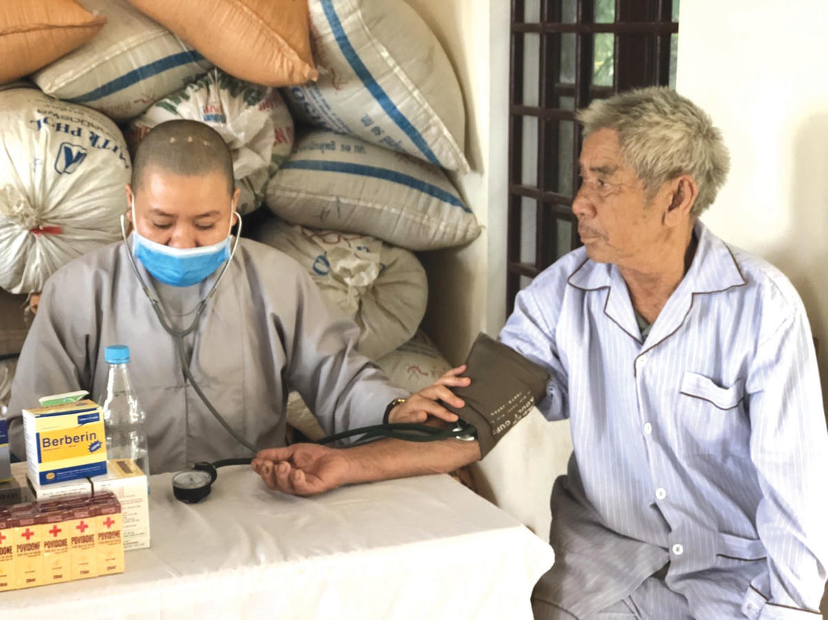 Mỗi năm, Phòng khám đa khoa từ thiện Tuệ Tĩnh đường Hải Đức (Huế) đều tổ chức đi đến các khu vực vùng sâu vùng xa ở các tỉnh miền Trung để thăm khám, chữa bệnh và phát thuốc miễn phí cho người dân. Ảnh: Nguyễn Quốc.