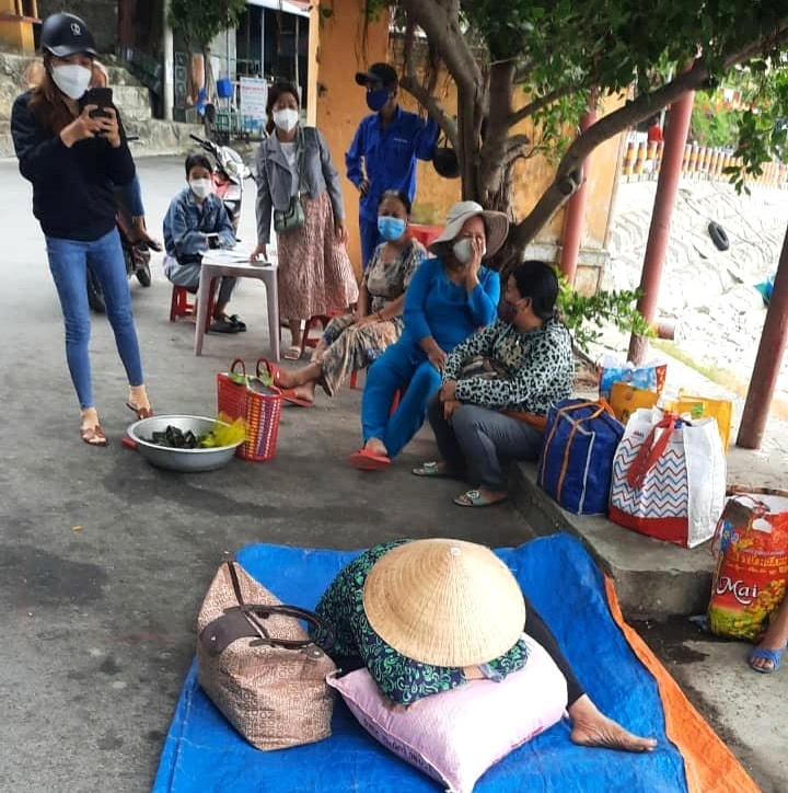 Một số hành khách còn mắc kẹt tại bến Cửa Đại.\