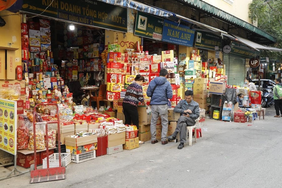 Kênh truyền thống vắng khách vì dịch Covid-19.  Ảnh: Quang Vinh.